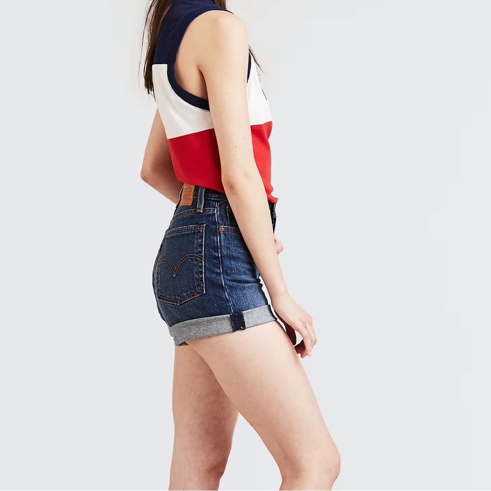 Levi’s Wedgie Fit dark wash shorts // size 26/2 - Picture 2 of 6